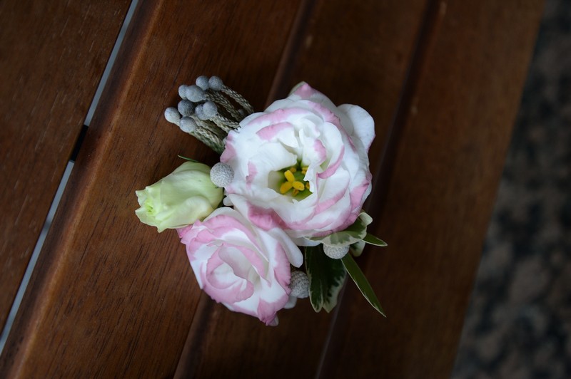 Бутоньерка – часть свадебной флористики