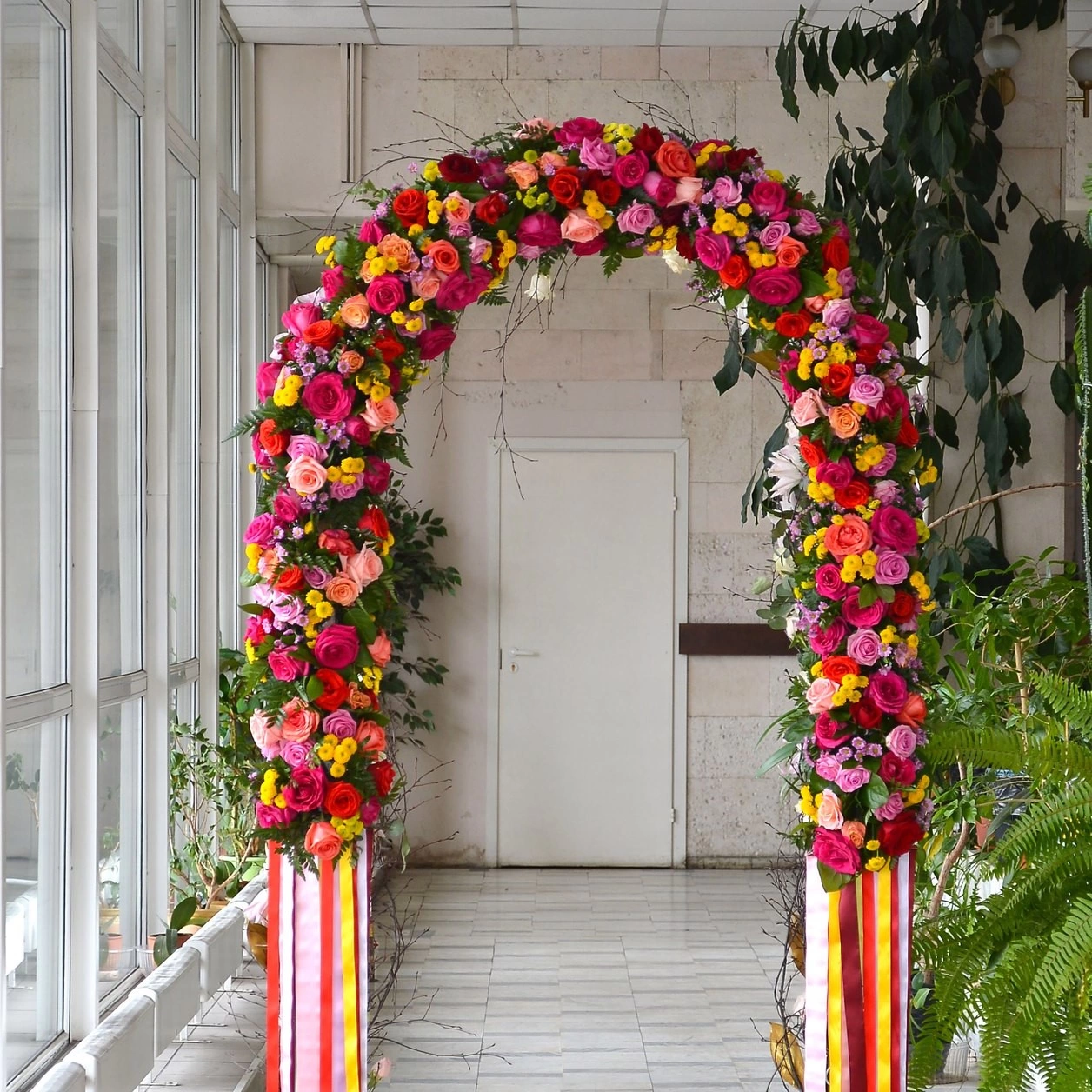 Свадебный декор для регистрации на свежем воздухе | Школа флористики «Маджента»